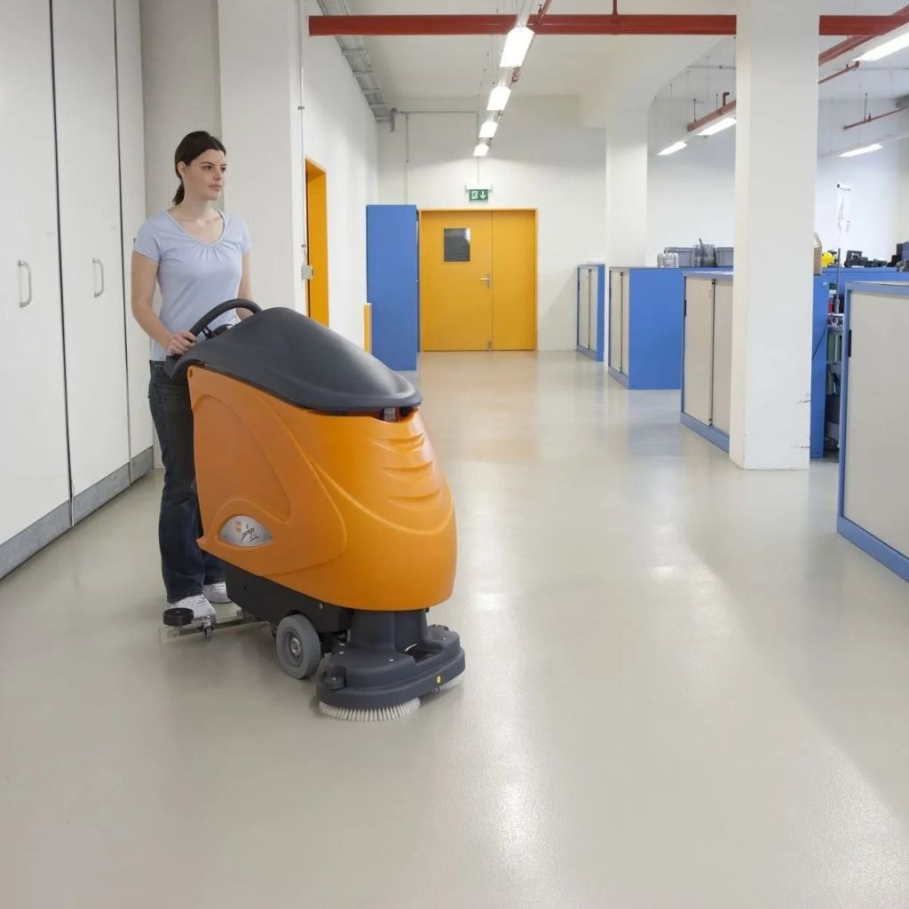 TASKI swingo 1255 binicili zemin yıkama makinesi ile geniş alanlarda profesyonel temizlik