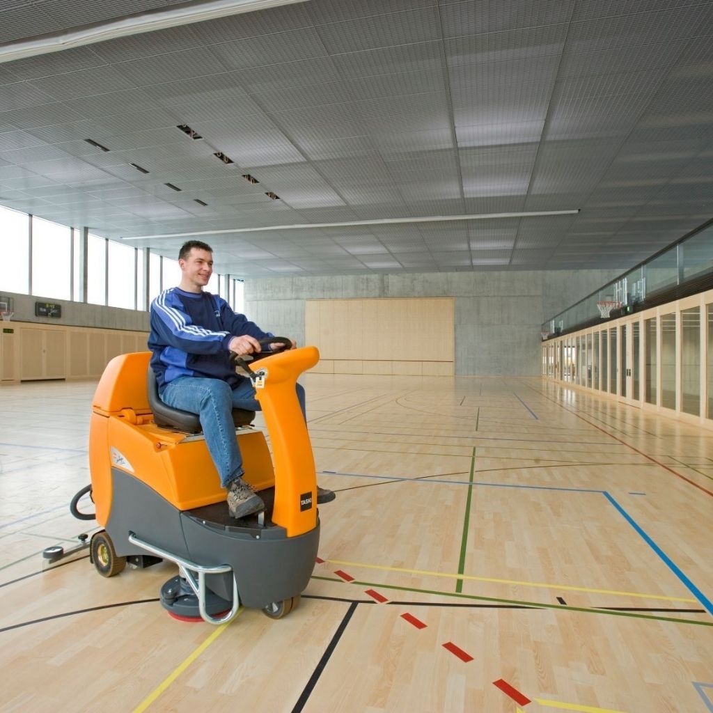 TASKI swingo 2500 binicili zemin yıkama makinesi ile geniş alanlarda profesyonel temizlik