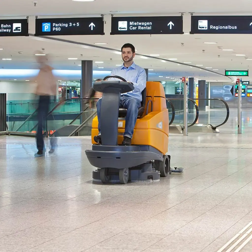 TASKI swingo 4000 binicili zemin yıkama makinesi ile geniş alanlarda profesyonel temizlik