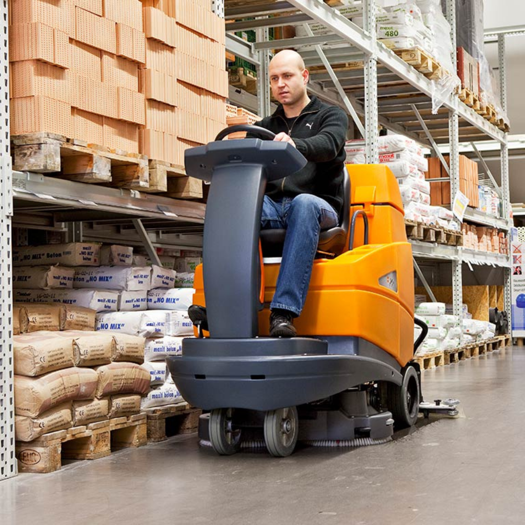 TASKI swingo 5000 binicili zemin yıkama makinesi ile geniş alanlarda yüksek performanslı temizlik